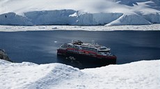 Výletní lo nedaleko Orne Harbour na Antarktid (27. listopadu 2019)