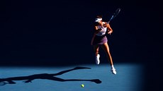 panlka Garbie Muguruzaová odehrává balon bhem semifinále Australian Open.