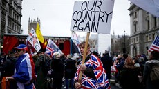 Zastánci brexitu slaví v ulicích. (31. ledna 2020)