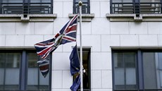 len protokolu vytahuje vlajku Spojeného království poté, co z budovy britských...
