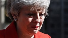 Britská premiérka Theresa Mayová neudrela slzy poté, co oznámila své...