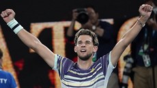 Dominic Thiem slaví vít�zství v semifinále Australian Open.