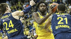 Jan Veselý (vlevo) a Derrick Williams z Fenerbahce brání Landryho Nnoka z Alby...