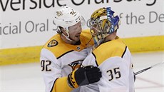 Ryan Johansen (92) a Pekka Rinne (35) oslavují výhru Nashvillu.