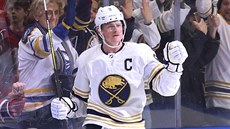 Jack Eichel z Buffala slaví sv�j gól.