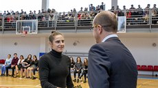 Lada Vondrová pebírá trofej za reprezentaci Sportovního gymnázia z rukou...