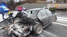 P�i nehod� t�í aut na silnici I/33 p�ed Náchodem hasi�i odstra�ovali z vozovky...