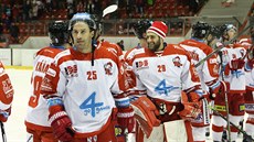 Zbyněk Irgl slaví společně s olomouckými hokejisty triumf nad Zlínem.