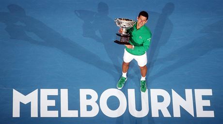 Srb Novak Djokovi pzuje s trofej pro vtze Australian Open.