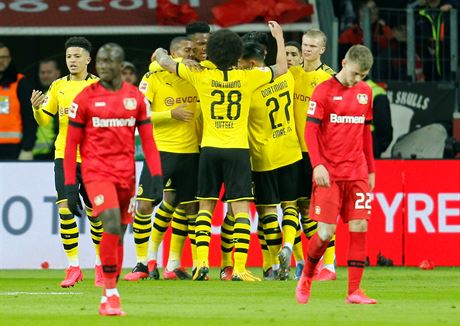 Fotbalisté Dortmundu se radují z vyrovnávací branky.