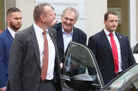 Milo Zeman odchází z vyetení v Ústední vojenské nemocnici v praských...