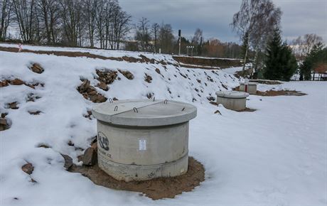 Nové studny stojí vedle trati z eských Budjovic na Prahu. Ty pvodní musely...