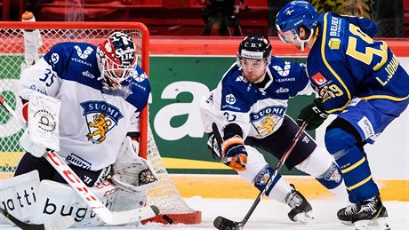 védský hokejista Linus Johansson  stílí gól v duelu s Finskem.
