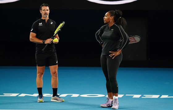 Patrick Mouratoglou a Serena Williamsová pi tréninku na Australian Open..