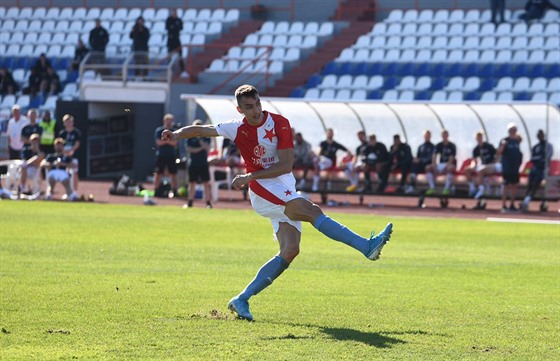 RÁNA - A GÓL! Petar Musa, útočník Slavie, proměňuje penaltu v rozstřelu...
