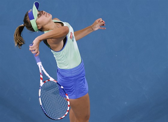 Amerianka Sofia Keninová podává ve finále Australian Open.