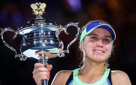 Američanka Sofia Keninová pózuje s trofejí pro vítězku Australian Open.