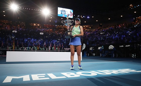 Amerianka Sofia Keninová pózuje s trofejí pro ampionku Australian Open.