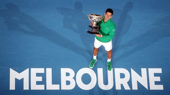 Srb Novak Djokovi pózuje s trofejí pro vítze Australian Open.