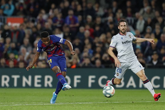 Ansu Fati z Barcelony stílí první gól do sít Levante.