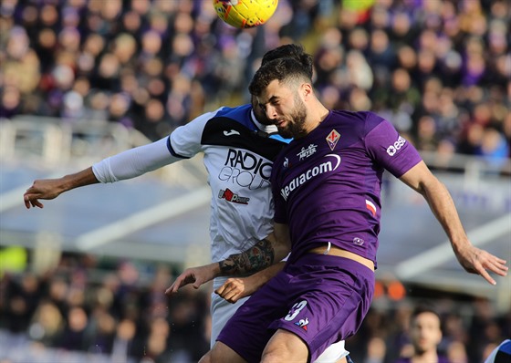 Patrick Cutrone (Fiorentina) a Luis Palomino z Atalanty (vzadu) hlavikují.