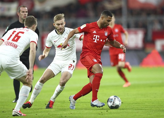 Serge Gnabry z Bayernu vede míč v utkání proti Lipsku.