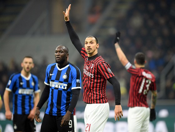 Zlatan Ibrahimovič z AC Milán se hlásí. Za ním stojí Romelu Lukaku z Interu.