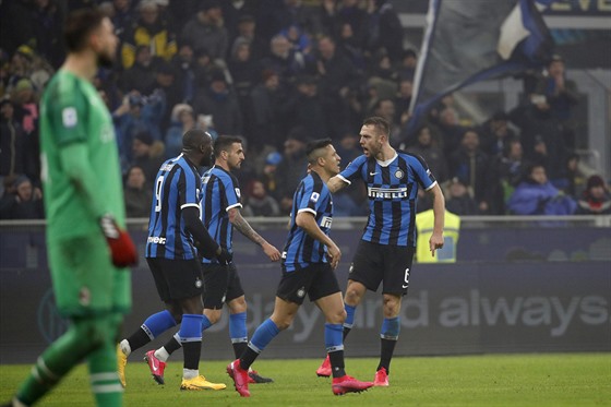 Stefan de Vrij (vpravo) slaví gól se spoluhrái z Interu.