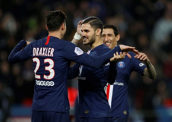 Fotbalisté Paris St. Germain se radují z branky. Zleva: Julian Draxler, Mauro...