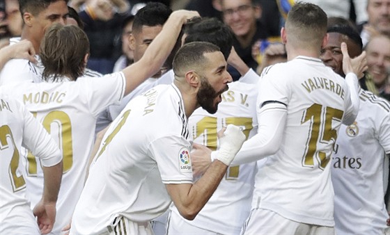 Fotbalisté Realu Madrid oslavují gól Karima Benzemy (uprosted).