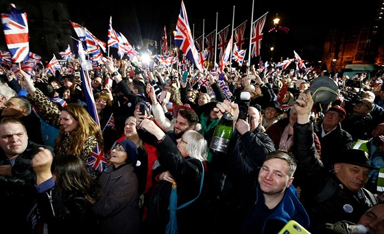 Tisíce stoupenc brexitu zaplnily námstí u britského parlamentu. Nechybl zpv...