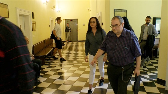 Tomáš Pecina (v brýlích) u Obvodního soudu pro Prahu 2 (červenec 2019)