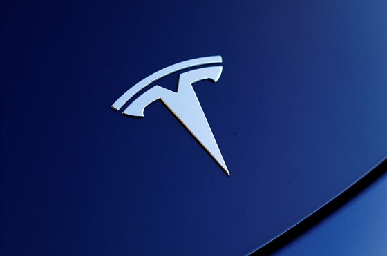 Logo spolenosti Tesla na pední kapot elektromobilu Model 3 (8. února 2020)