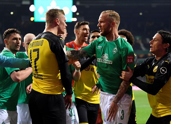 Norský útoník Borussie Dortmund Erling Haaland ve pi s obráncem Brém Kevinem...