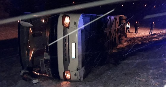 Autobus na Klatovsku sjel ze silnice a zstal leet na boku (5. února 2020)