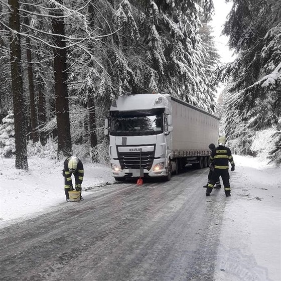Uvízlému kamionu na zledovatělé silnici u Stašova na Svitavsku museli s...