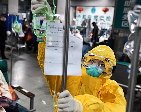 Zdravotnický pracovník wu-chanské nemocnice připravuje infuzi pro pacienty...