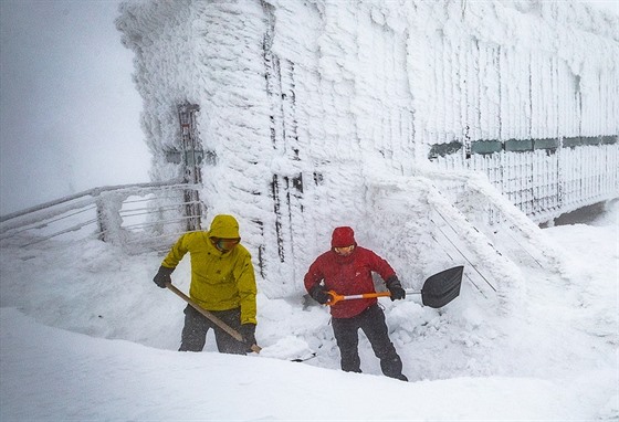Odklízení sněhu z poštovny na Sněžce (17. ledna 2019)