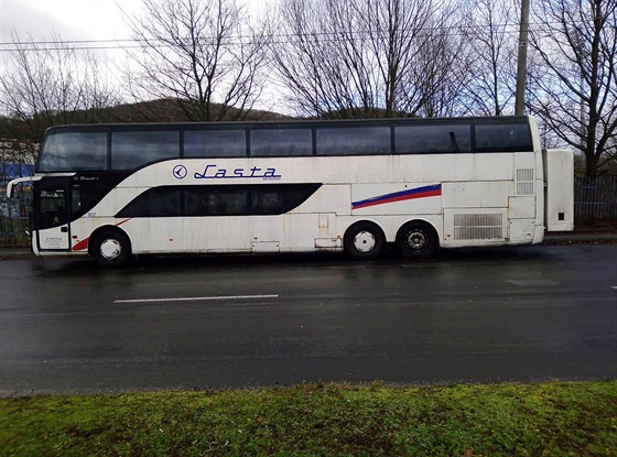 Ve Vinaské ulici v Ústí nad Labem se objevil odstavený zahraniní autobus.