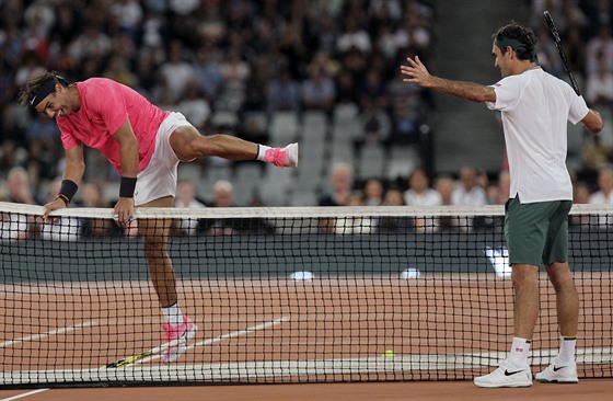 Roger Federer a Rafael Nadal pi exhibici v Kapském Mst.