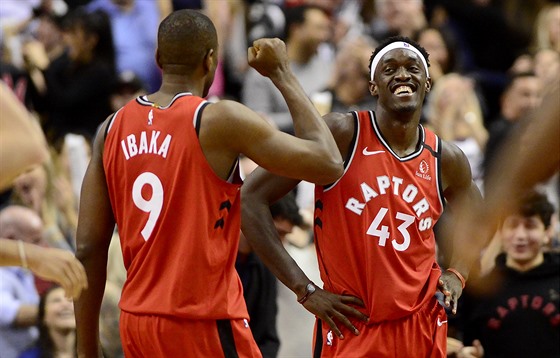 Serge Ibaka a Pascal Siakam slaví tsné vítzství Toronta.