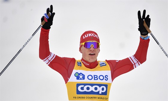 Alexandr Bolšunov po vítězství v závodu s hromadným startem ve Falunu.