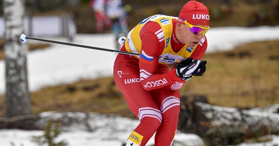 Alexandr Bolunov v závodu s hromadným startem ve Falunu.