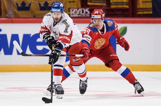 Čech Lukáš Klok a Rus Nikita Ljamkin v utkání Švédských hokejových her.