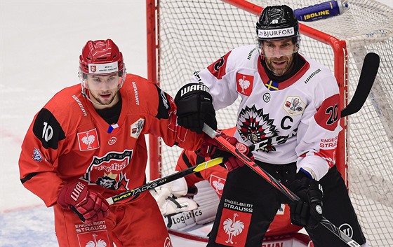 Hradecký Michael Gaspar brání Joela Lundqvista z Frölundy ve finále Ligy mistr.