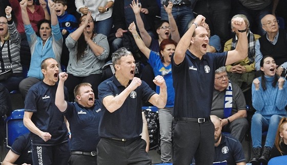 Trenéi dínských basketbalist Tomá Grepl (druhý zprava) a Jakub Houka...