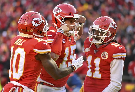 Tyreek Hill (10), Patrick Mahomes (15) a Demarcus Robinson (11) z Kansas City...