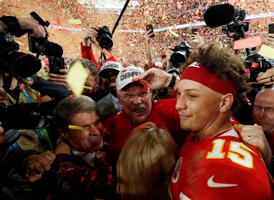 Patrick Mahomes (15) z Kansas City Chiefs a jeho trenér Andy Reid slaví výhru v...