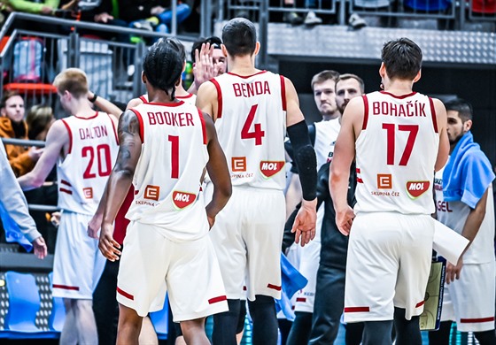 Nymburtí basketbalisté míí na laviku k oddechovému asu.