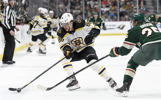 Jonas Brodin z Minnesoty brání Davida Pastr�áka z Bostonu.